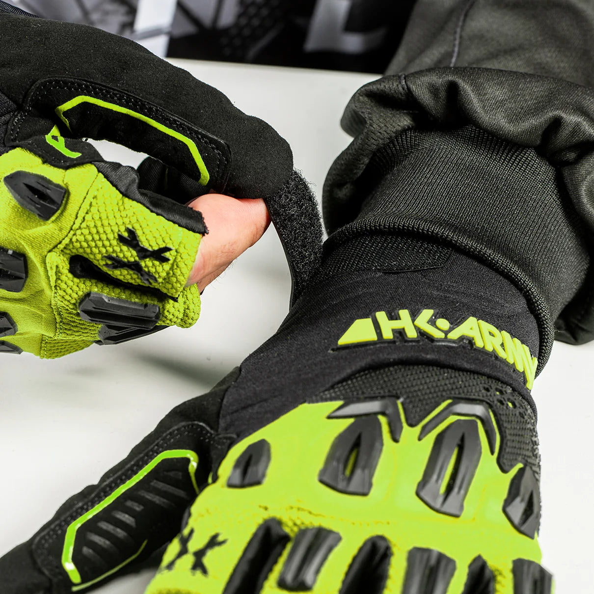 HARDLINE ARMORED GLOVE - ENERGY