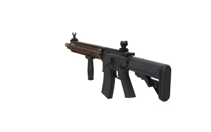 Specna Arms Colt x Daniel Defense MK18 SA-P26 PRIME™ BLDC™ Aster II ETU 14.5'' Sturmgewehr – Chaos Bronze (unter 0,5 Joule)